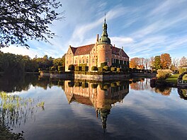 Spí� ne� n�kdej�í �ty�boký hrad, ve �védsku vystav�ný Dány, k sob� dnes...