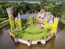 Jen kousek za belgickým m�stem Torhout stojí vodní hrad Kasteel van Wijnendale....