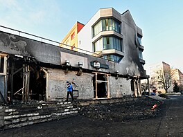 U vyhoelé restaurace v Most lidé zapalují svíky. (13. ledna 2025)