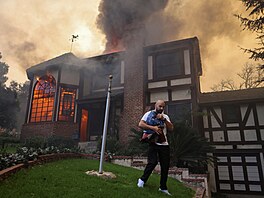 V�trná bou�e v Los Angeles pohání po�ár, který ohro�uje tisíce budov. (10....