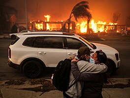 V�trná bou�e v Los Angeles pohání po�ár, který ohro�uje tisíce budov. (10....