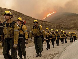 V�trná bou�e v Los Angeles pohání po�ár, který ohro�uje tisíce budov. (10....