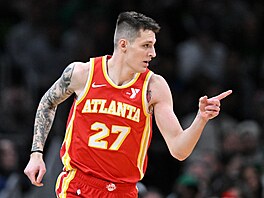 Vít Krej�í z Atlanty slaví svou trefu b�hem utkání proti Bostonu.