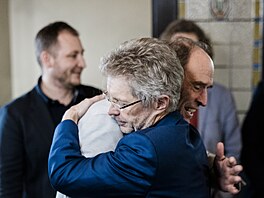 Zden�k Papou�ek usp�l v dopl�ovacích senátních volbách v Brn�. Mezi gratulanty...