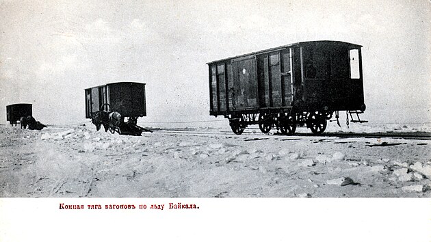 Vagony ta�en� ko�mi na zamrzl�m Bajkalu. B�hem rusko-japonsk� v�lky v letech 1904-05 byly p�es led polo�eny koleje.
