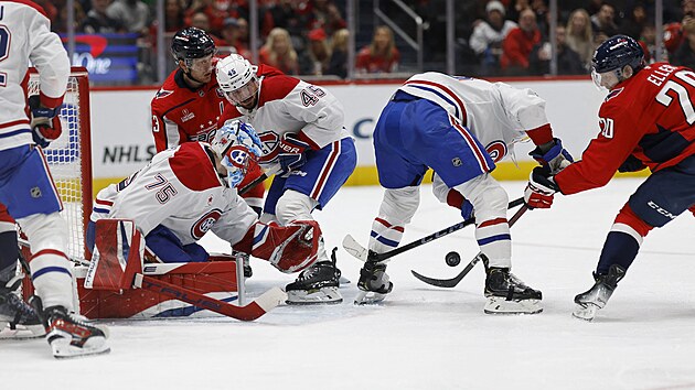 Hokejist� Washingtonu zat�p�j� p�ed brankou Montrealu, kterou h�j� Jakub Dobe�.