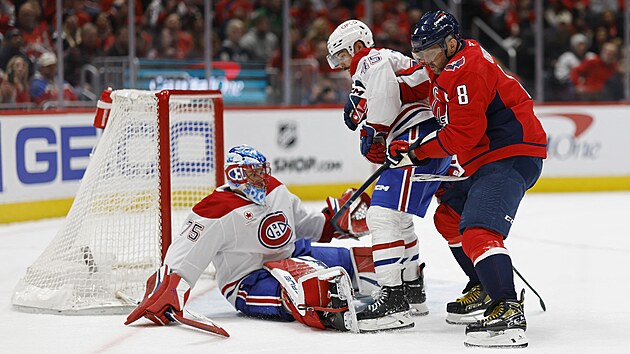 P�ed dot�raj�c�m Alexandrem Ove�kinem (vpravo) zasahuje Jakub Dobe�, pom�h� mu Alexandre Carrier.