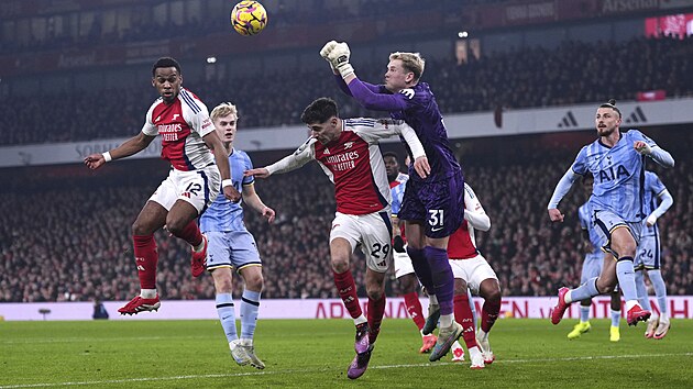 Antonín Kinský z Tottenhamu boxuje mí� p�ed hrá�i Arsenalu.