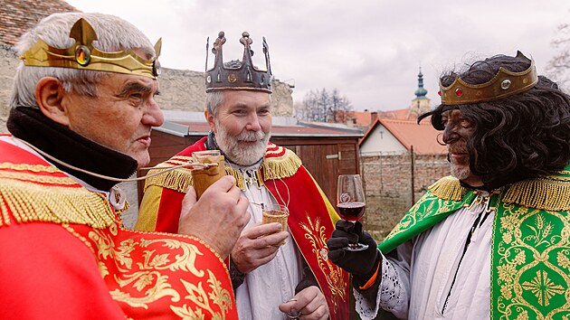 Popicemi na jinm pedmst Znojma prola Hotsk koleda. Soust proces byli krom hota neboli strc vinic tak ti krlov, muzikanti a venkovt strcov a tety v nleitch kostmech. (11. ledna 2025)