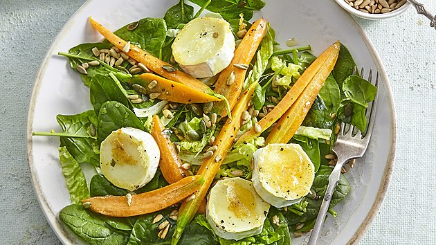 Salát s mladou karotkou a kozím sýrem