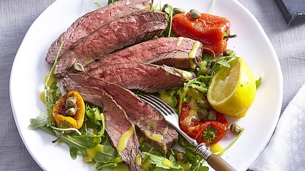 Grilovaný flank steak se salátem
