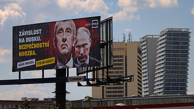 Volebn� billboard koalice SPOLU, na kter�m je Andrej Babi� s Vladimirem Putinem. (10. srpna 2022)