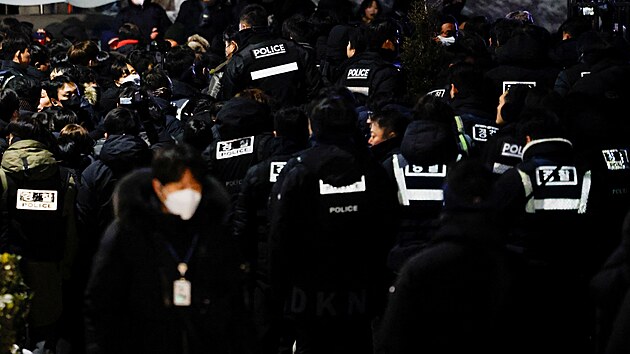 Policie se sna�� zatknout jihokorejsk�ho prezidenta. Voj�ci ho nehodlaj� br�nit. (14. ledna 2025)