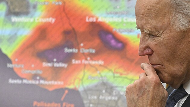 Joe Biden p�i br�finku k po��r�m v Los Angeles (14. ledna 2025)