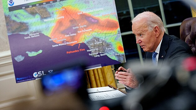 Joe Biden p�i br�finku k po��r�m v Los Angeles (14. ledna 2025)
