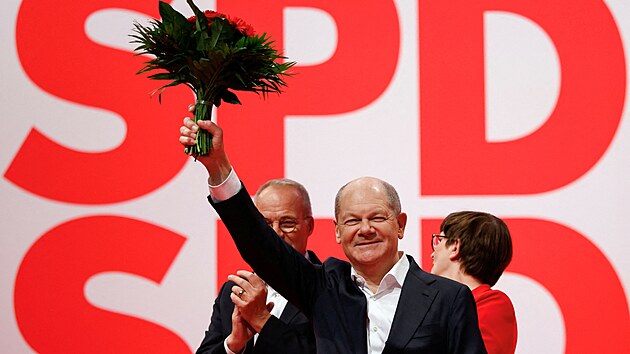 N�meck� soci�ln� demokracie (SPD) na sjezdu v Berl�n� zvolila Olafa Scholze sv�m kandid�tem na kancl��e. (11. ledna 2025)