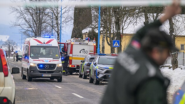 Dva mrtv� a n�kolik ran�n�ch si vy��dal �tok no�em na gymn�ziu ve slovensk� Spi�sk� Star� Vsi. (16. ledna 2025)