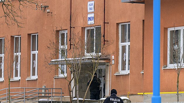 Dva mrtv� a n�kolik ran�n�ch si vy��dal �tok no�em na gymn�ziu ve slovensk� Spi�sk� Star� Vsi. (16. ledna 2025)