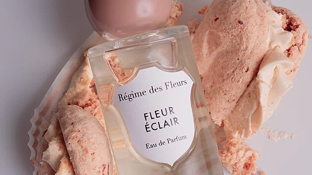 Fleur �clair od R�gime des Fleurs kombinuje klasickou v�ni kakaa s kardamomem, jasm�nem, r��ovou vodou a pomeran�ov�m kv�tem.