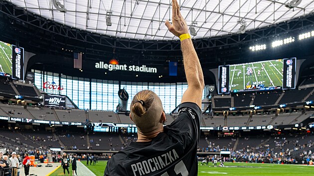 Z�pasn�k Ji�� Proch�zka se p�ed turnajem UFC 311 p�edstavil na z�pase americk�ho fotbalu v Las Vegas. (leden 2025)