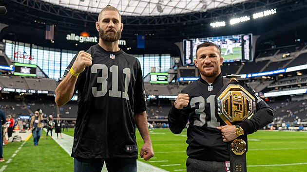 Z�pasn�k Ji�� Proch�zka (vlevo) se p�ed turnajem UFC 311 p�edstavil na z�pase americk�ho fotbalu v Las Vegas. (leden 2025)