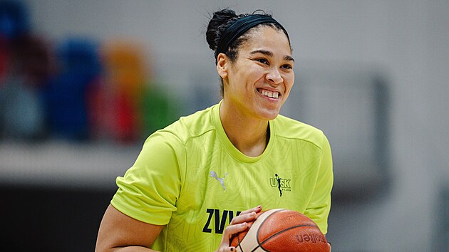 Brionna Jonesová z USK Praha b�hem rozcvi�ky p�ed zápasem s Fenerbahce v...
