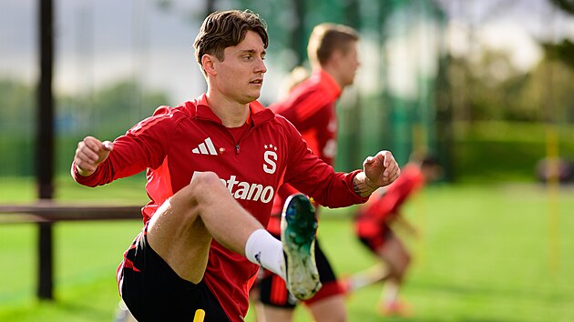 TAK JSEM TADY. Magnus Kofod Andersen, posila fotbalov� Sparty, na prvn�m tr�ninku.