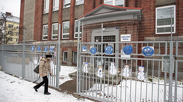 Z� Gebauerova se na za��tku ledna dostala do centra pozornosti po v�roc�ch m�stostarostky Moravsk� Ostravy Aleny Pataky z ANO, kter� m�la na starosti �kolstv�. �ekla, �e mentalita Rom� se od 13. stolet� nezm�nila a jejich c�lem nen� vzd�l�v�n�. Pataky pot� z funkce odstoupila.  (13. 1. 2025)