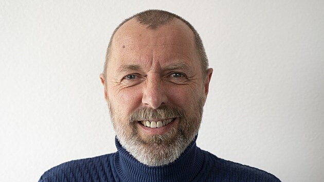 Ivo Jirsek (60), fakulta tlesn kultury. Vnuje se filozofii sportu, instruktor se zamenm na vchovu proitkem, spisovatel, bval prodkan.