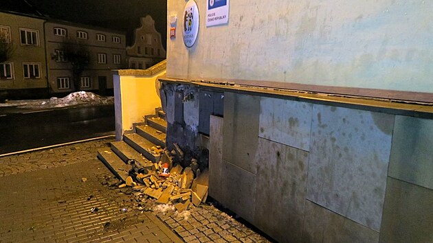 Mladk narazil do budovy mstskho adu, odkud po nehod odjel, dle pak do informan tabule. Nakonec se policii sm udal.