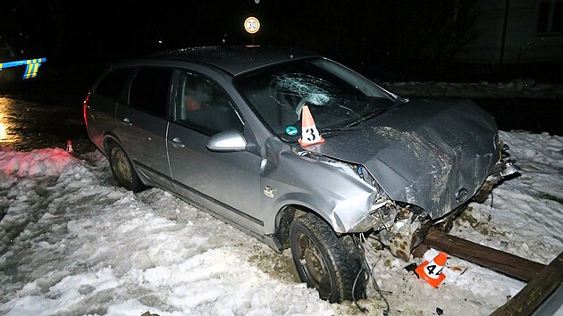 Mladk narazil do budovy mstskho adu, odkud po nehod odjel, dle pak do informan tabule. Nakonec se policii sm udal.