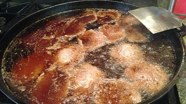 Nkdo sz na grill, jin zase na lehajc plameny. V Dyers Burgers se zase sma ve tyech palcch tuku.