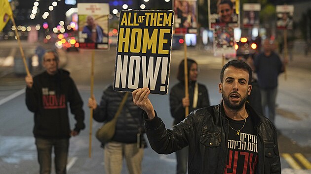Izrael�t� demonstranti vyz�vaj� Ham�s k propu�t�n� rukojm�ch p�ed s�dlem ministerstva obrany v Tel Avivu. (17. prosince 2024)