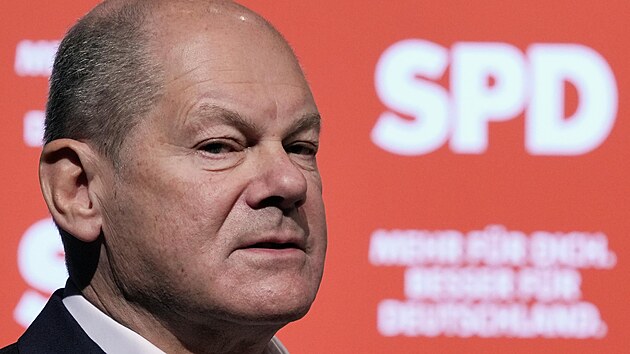 N�meck� kancl�� Olaf Scholz b�hem p�edvolebn�ho m�tinku SPD v Bielefeldu (13. ledna 2025)