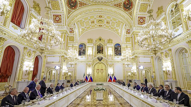 �r�nsk� prezident Mas�d Peze�kj�n a jeho rusk� prot�j�ek Vladimir Putin v Kremlu podepsali novou dohodu o strategick�m partnerstv� mezi ob�ma zem�mi. (17. ledna 2025)