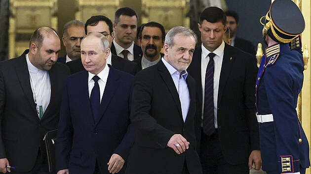 �r�nsk� prezident Mas�d Peze�kj�n a jeho rusk� prot�j�ek Vladimir Putin v Kremlu podepsali novou dohodu o strategick�m partnerstv� mezi ob�ma zem�mi. (17. ledna 2025)