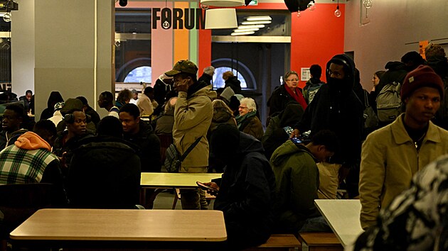 Migranti se usadili v divadle Gaite Lyrique v Pa��i. (11. prosince 2024)