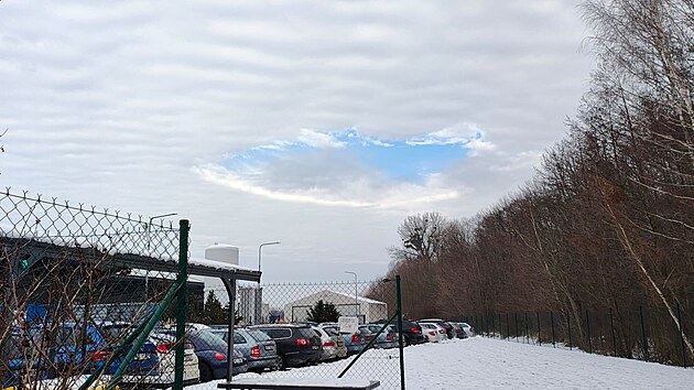 �D�ry v oblac�ch,� odborn� Altocumulus stratiformis cavum,  zaznamenali tak� v Pardubic�ch. (14. ledna 2024)