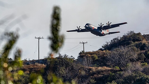 C-130 Hercules p�i ha�en� po��r� v Kalifornii