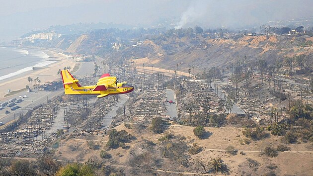 Canadair CL-415 p�i ha�en� po��r� v Kalifornii
