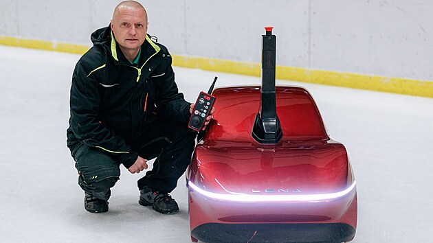 V�clav P�ibyl se na uni�ovsk�m zimn�m stadionu star� o unik�tn� o�ez�va� ledu, kter� na Hanou dorazil a� ze Skandin�vie.