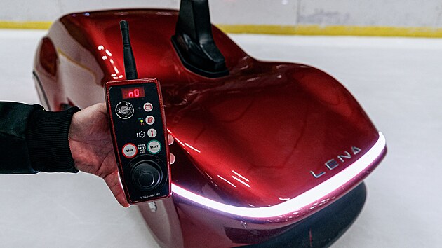 Ovl�d�n� o�ez�va�e je velmi intuitivn�. Na led� se po zapnut� pohybuje s�m.