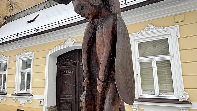 D�ev�n� socha brou�ka na N�m�st� Jana Karafi�ta v Jimramov�. Autor zn�m� knihy se tu narodil.