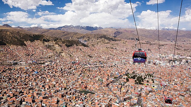 Najdete tu mimochodem i nejdel�� lanovou dr�hu na sv�t�. Je p�es 17 kilometr� dlouh� a spojuje El Alto a metropoli La Paz.