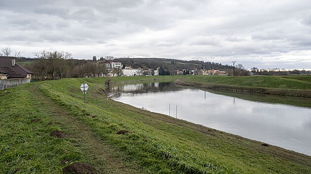 eku Moravu v Uherskm Hraditi by v budoucnu mly peklenout ti mosty. Povede tudy severn obchvat msta. (leden 2025)