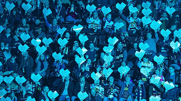 Fanou�ci v pra�sk� O2 aren� p�i �estn�ct�m ro�n�ku akce Sparta vzd�v� hold, tentokr�t v�novan� boji proti kyber�ikan�