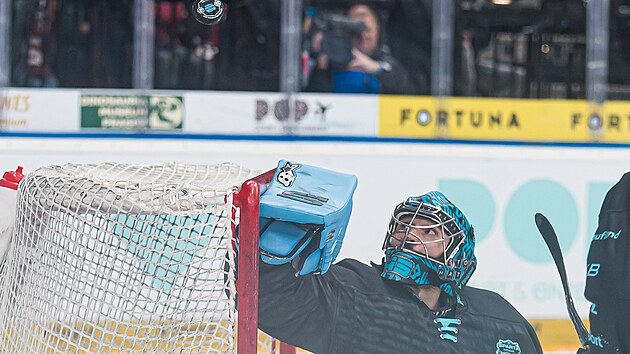 V netradi�n� v�stroji a barevn� kombinaci. Spar�ansk� brank�� Jakub Kov�� bedliv� sleduje nebezpe�n� poletuj�c� kotou� v utk�n� proti V�tkovic�m, kter� bylo v�novan� �estn�ct�mu ro�n�ku akce Sparta vzd�v� hold.