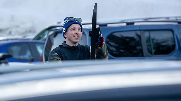 V Bed�ichov� v Jizersk�ch hor�ch zaplnili parkovi�t� na �erlichu ly�a�i a turist�. (18. ledna 2024)