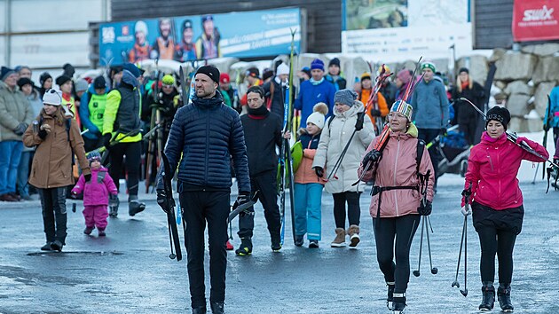 V Bed�ichov� v Jizersk�ch hor�ch zaplnili parkovi�t� na �erlichu ly�a�i a turist�. (18. ledna 2024)