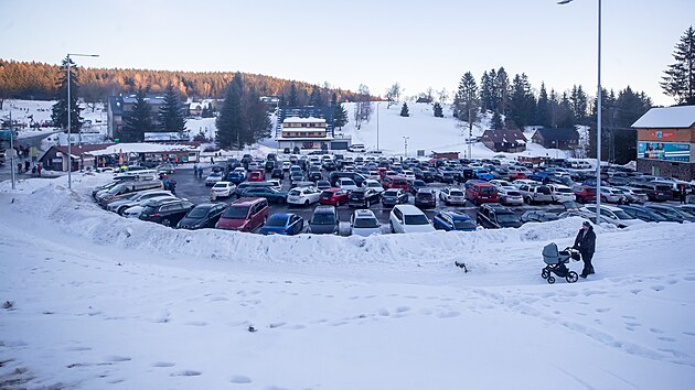 V Bed�ichov� v Jizersk�ch hor�ch zaplnili parkovi�t� na �erlichu ly�a�i a turist�. (18. ledna 2024)